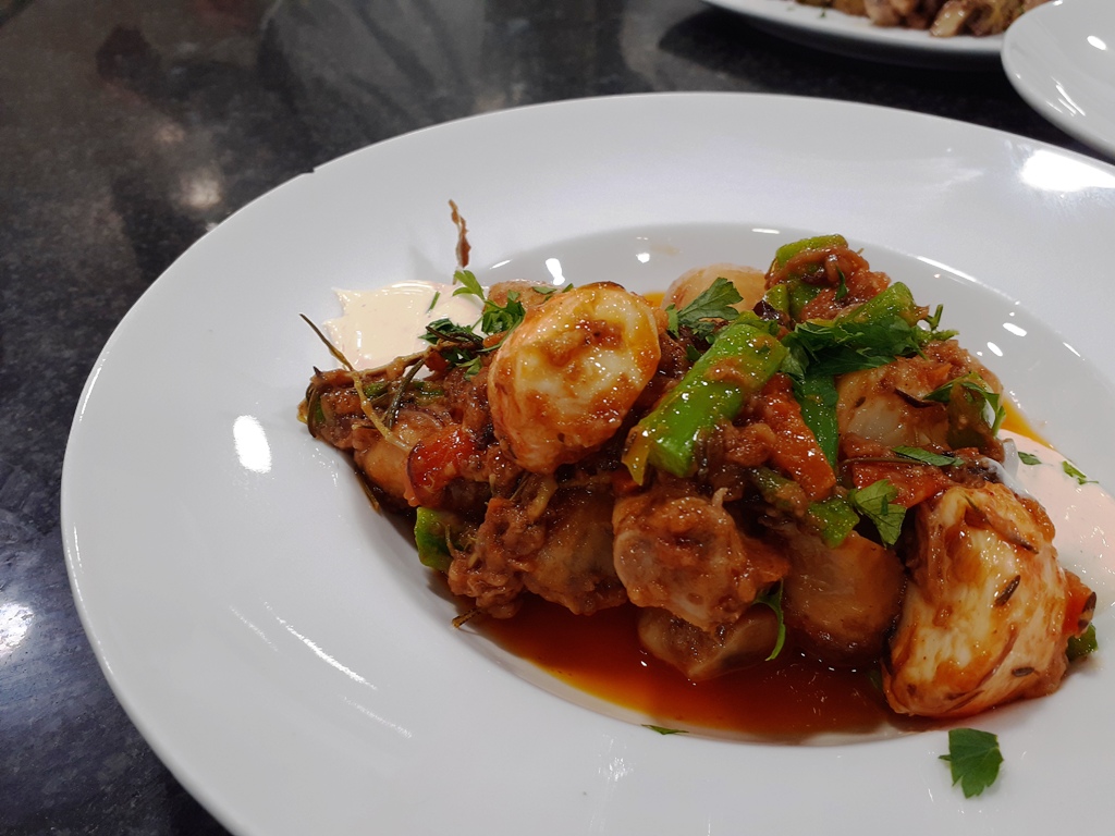 Pollo con langosta en escabeche