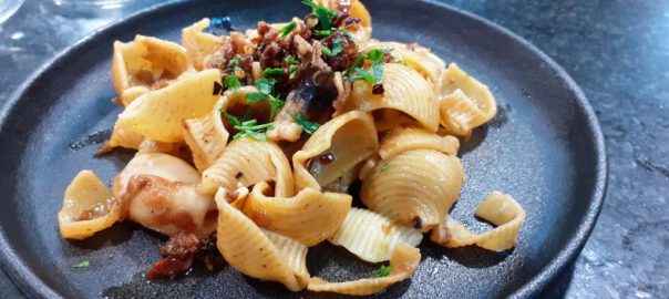 Receta de pasta con butifarra y mantequilla de anchoas