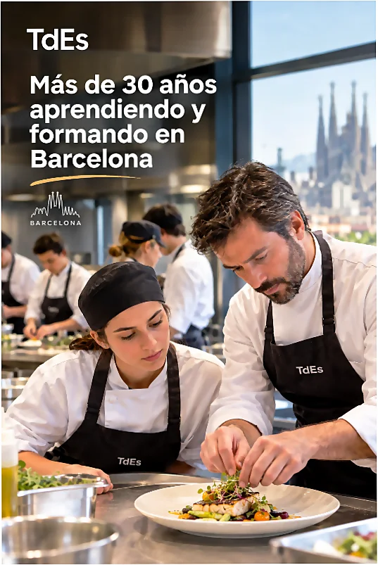Chef y estudiante acabando un plato para el restaurante pedagógico