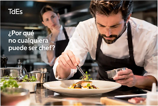 Estudiante de los cursos de cocina profesional mirando como emplata el chef