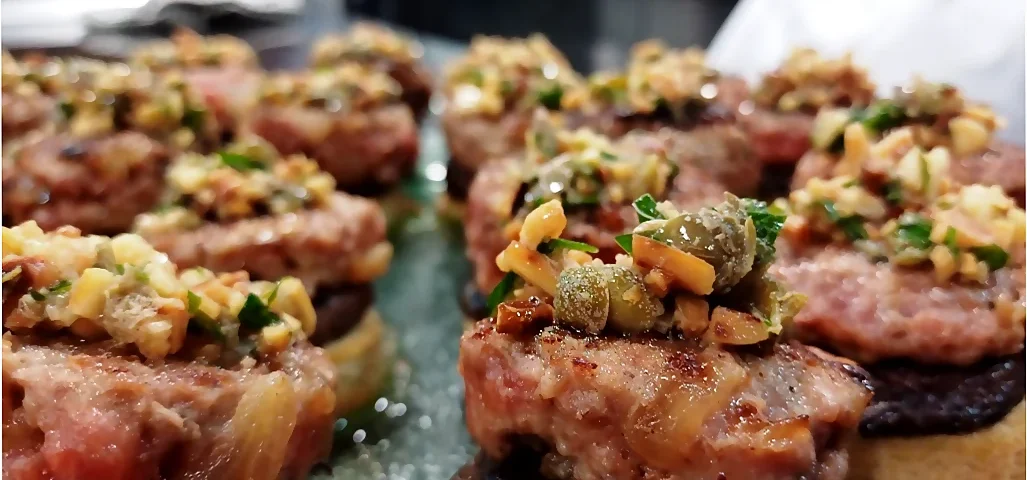 pate de morcilla con hamburguesa y encurtidos