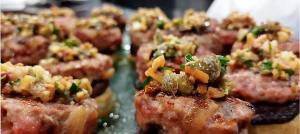 pate de morcilla con hamburguesa y encurtidos