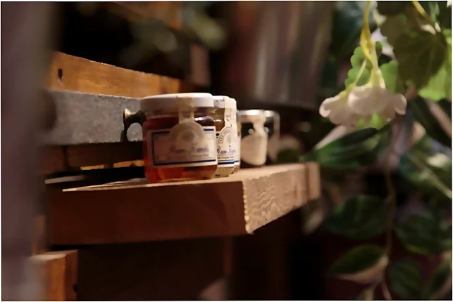 Estantería con melmeladas artesanas elaboradas en la escuela de cocina TdEs - Terra de Escudella BCN