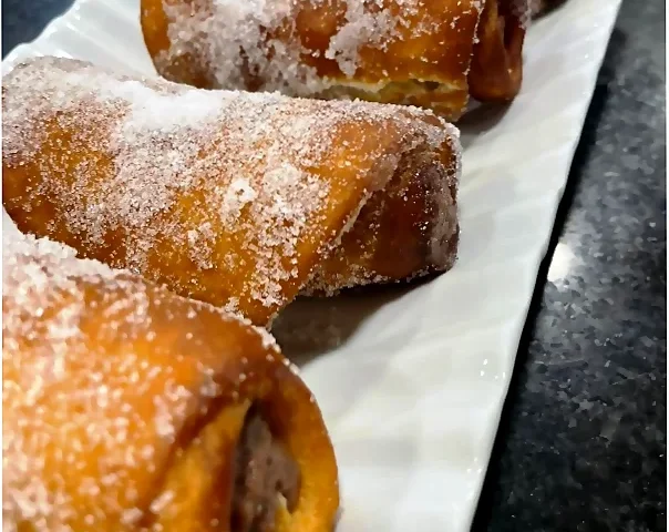 Alumnos de la Escuela TdEs preparando unos Canutillos de crema de chocolate