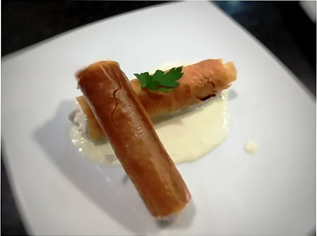 Estudiantes de la Escuela TdEs elaborando Canelones crujientes de salmón