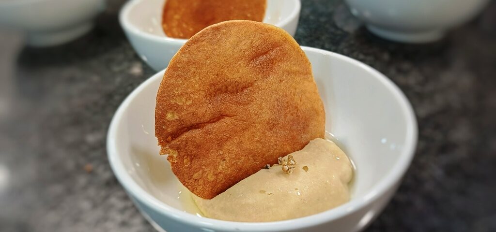 Receta de Humus de garbanzos con ajo negro. Cursos de cocina en TdEs