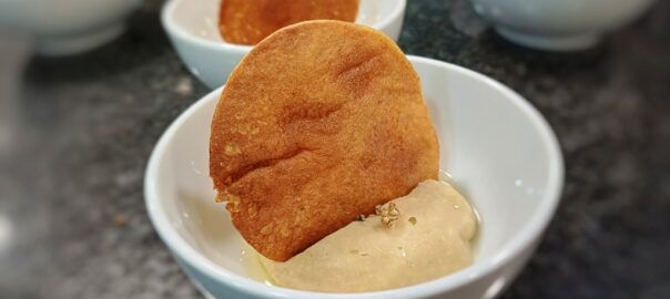 Receta de Humus de garbanzos con ajo negro. Cursos de cocina en TdEs