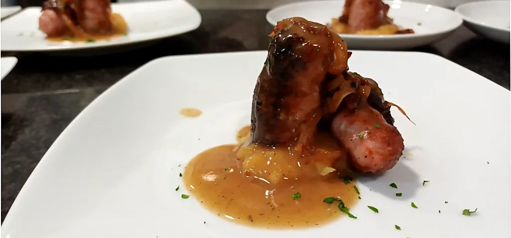 Alumnos de la Escuela TdEs preparando una receta de butifarra con cebolla y manzana