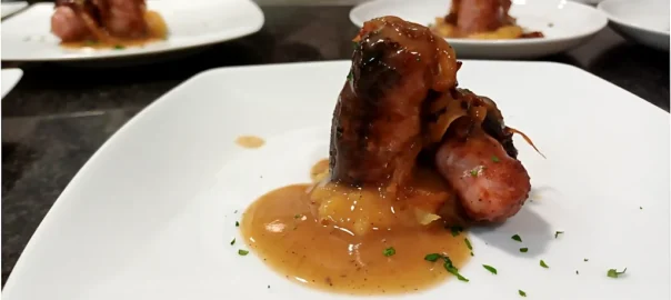 Alumnos de la Escuela TdEs preparando una receta de butifarra con cebolla y manzana