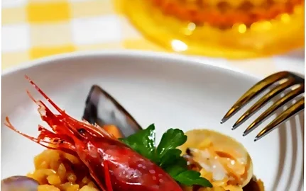 Plato de paella. Receta tradicional de los cursos de cocina mediterránea