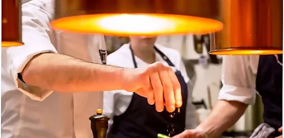 Profesor de la Escuela TdEs impartiendo cursos de cocina creativa