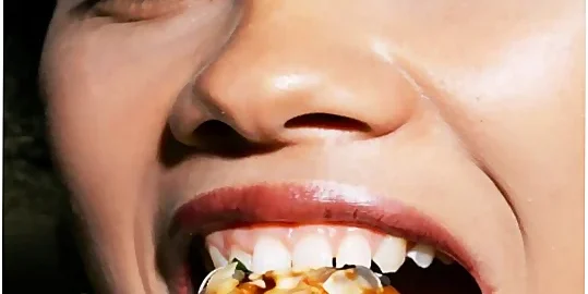 Chica comiendo sushi. La cocina exótica esta de moda en Barcelona