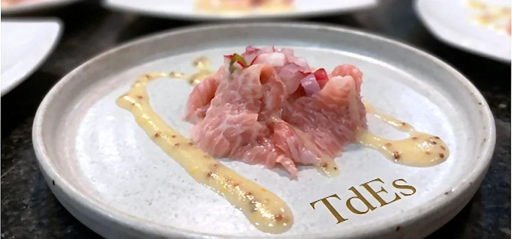 Carpaccio de secreto ibérico con encurtidos. Cursos en TdEs Barcelona