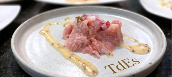 Carpaccio de secreto ibérico con encurtidos. Cursos en TdEs Barcelona