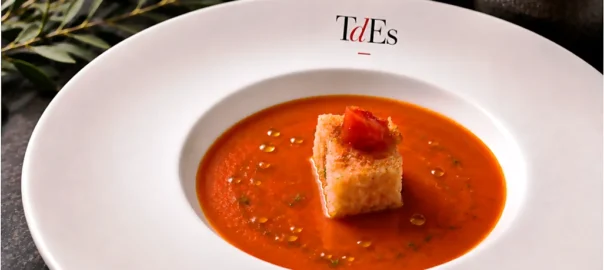 Sopa de tomate con gelatina de salmón. Cocina de verano TdEs Barcelona