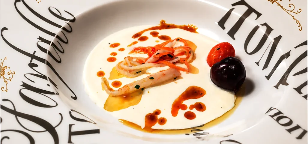 Crema de queso, cerezas, tomates cherri y surimi encurtido