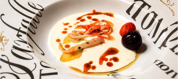 Crema de queso, cerezas, tomates cherri y surimi encurtido